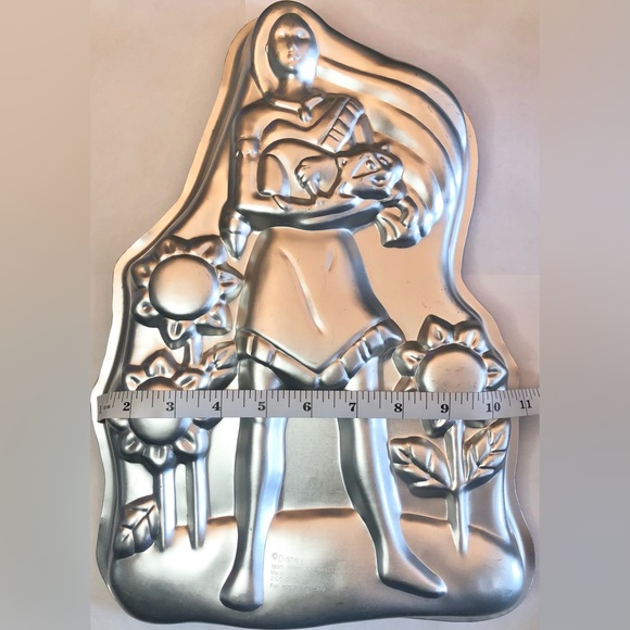 Vintage 1995 Wilton Pocahontas Holding Raccoon Cake Pan #2105-3700 - Picture 3 of 8